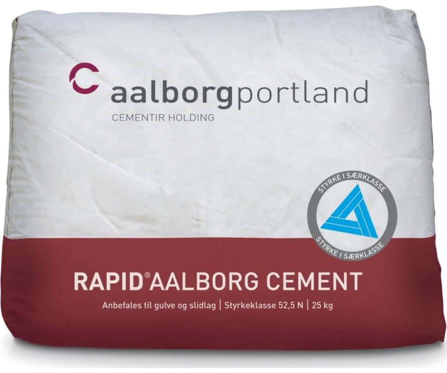 Hvid og rød sæk med 25 kg Rapid Cement