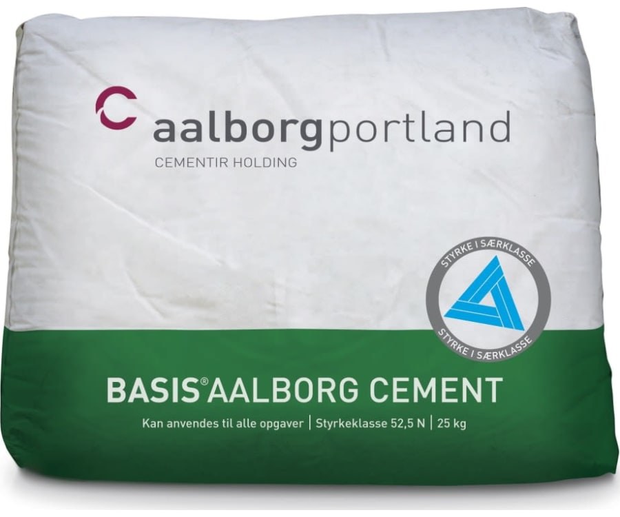Hvid og grå sæk med 25 kg Basis cement